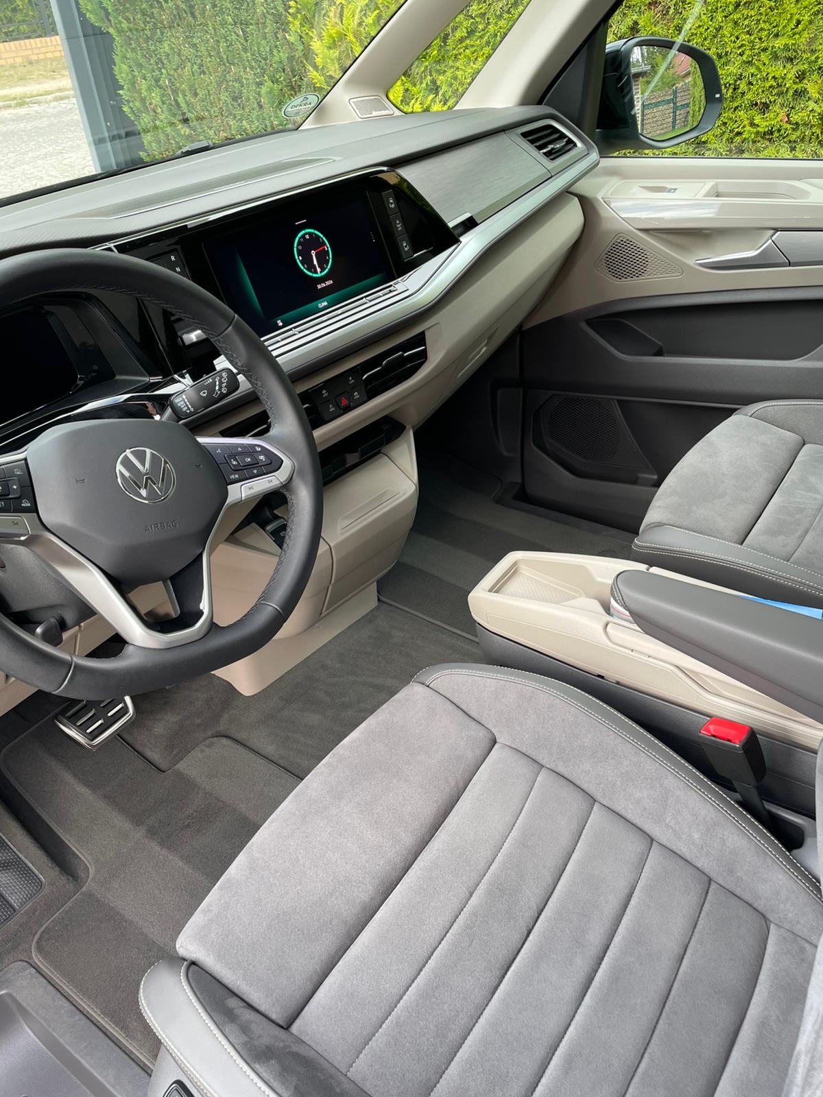 VW Multivan Cockpit nach der Aufbereitung